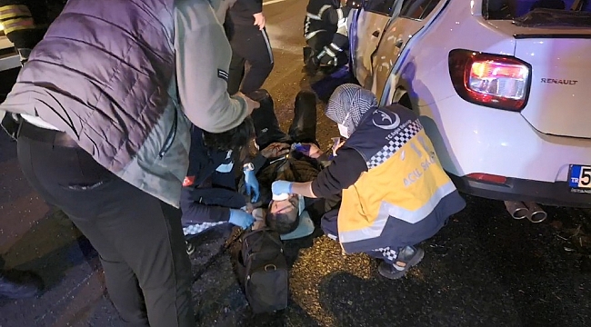 Sebze yüklü kamyona arkadan çarpan otomobil paramparça oldu
