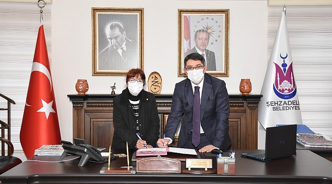 Şehzadeler Belediyesi'nde imzalar sokak hayvanları için atıldı