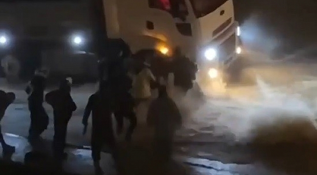 Selde sürüklenen kadının kurtarılma anı kamerada
