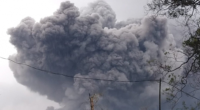 Semeru Yanardağı'ndaki patlama korkuttu