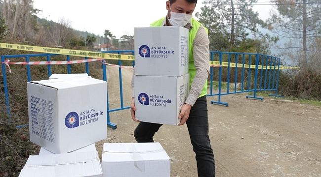 Serik'te karantinadaki mahalleye gıda yardımı yapıldı