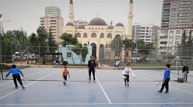 Seyhan'dan 3 ayrı noktada tenis kursu