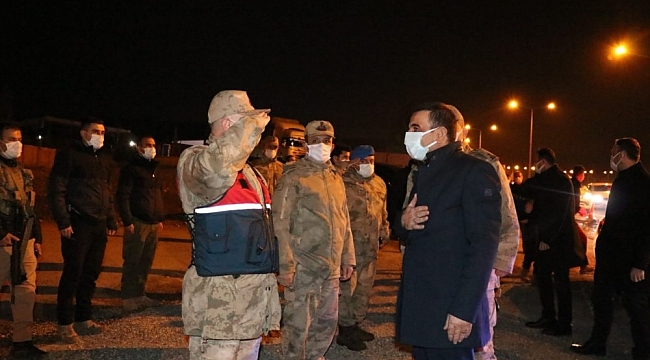 Siirt Valisi Hacıbektaşoğlu, kontrol noktalarındaki güvenlik güçlerinin yeni yılını kutladı