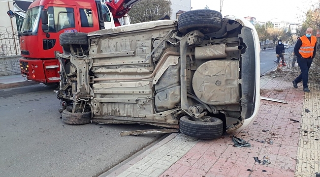 Siirt'te kaldırıma uçan otomobil ağaçları yerinden söktü: 2 yaralı