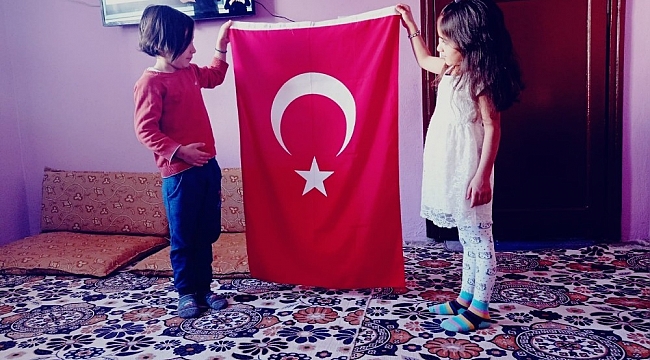 Siirt'te köy öğrencileri bayrak töreni eşliğinde İstiklal Marşını okudu