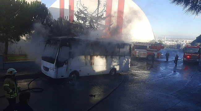 Silivri'de park halindeki midibüs alev alev yandı