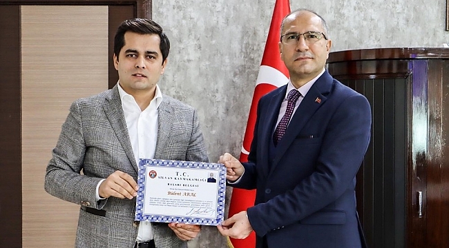 Silvan Kaymakamı Çelik'ten İlçe Emniyet Müdürü Aral'a başarı belgesi