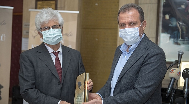 Şinasi Develi Mersin Kent Ödülü Yazar Çağlar'a takdim edildi