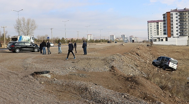 Sivas'ta lüks otomobilin çarptığı hafif ticari araç tarlaya uçtu: 2 yaralı