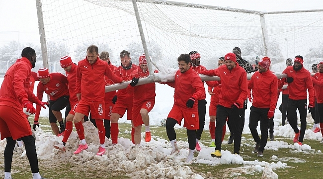Sivasspor kar altında çalıştı!