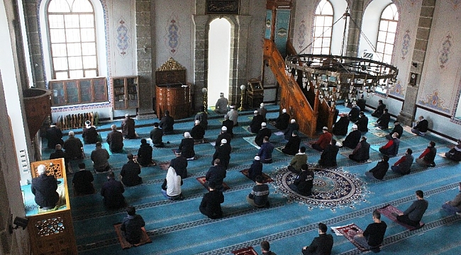 Sokağa çıkma kısıtlamasında tedbirli cuma namazı