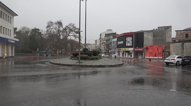 Sokağa çıkma yasağında sokaklar bu kez yağmurla yıkandı