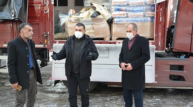 Sokak hayvanlarına mama geldi