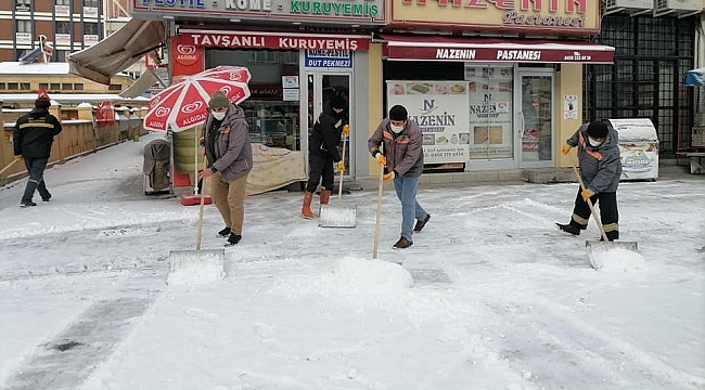 Sokakların sessizliğe büründüğü Bayburt'ta belediye ekiplerinden karla mücadele çalışması