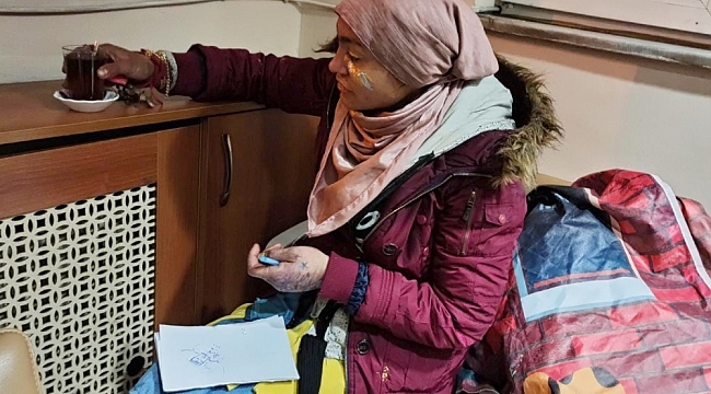 Sokakta donmak üzere olan evsiz kadını polis kurtardı
