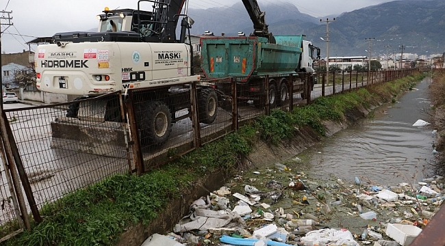 Sulama kanalı çöple doldu, taşkın son anda engellendi