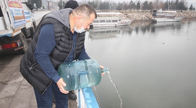Suları çekilen Beyşehir Gölü'ne damacanalarla su döktü