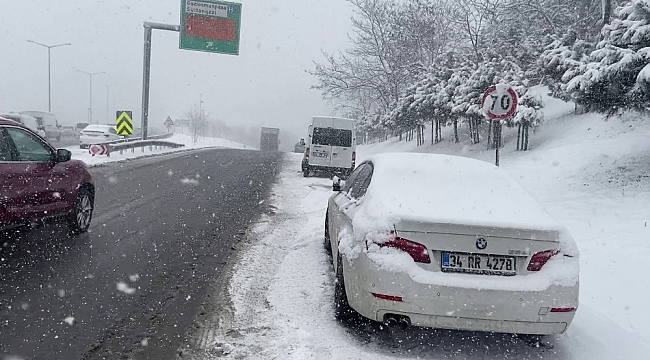 Sultangazi'de kar nedeniyle sürücüler araçlarını yol kenarına park etti