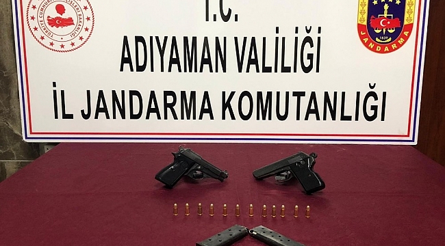 Şüpheli araçlarda tabancalar ele geçirildi