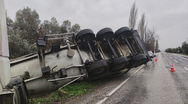 Tanker yağışlı yolda kayarak devrildi