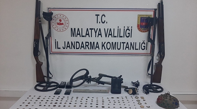Tarihi sikke ve silahlar ele geçirildi