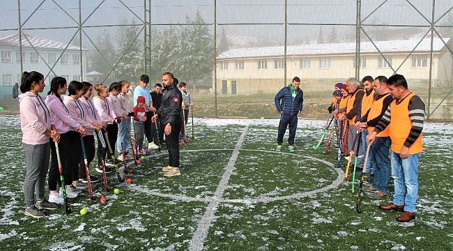 Tarlada çalıştıktan sonra Türkiye birinciliği için karda hokey oynuyorlar
