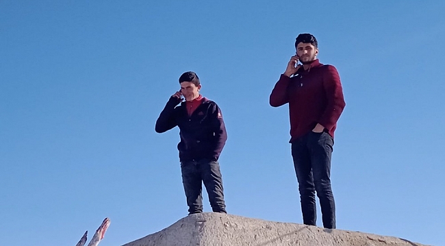 Telefonla görüşmek için evlerin çatılarına çıkıyorlar