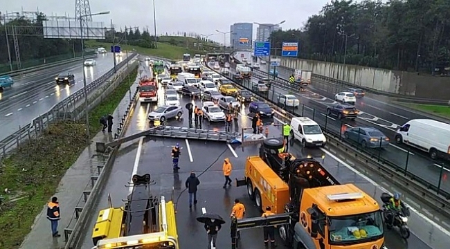 TEM'de yön tabelası devrildi trafik felç oldu