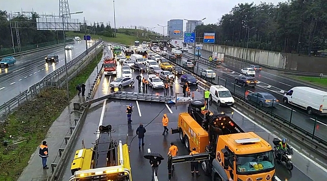 TEM-Hasdal-Göktürk bağlantı yolunda yön tabelası yola devrildi. Bölgede yoğun trafik oluştu.