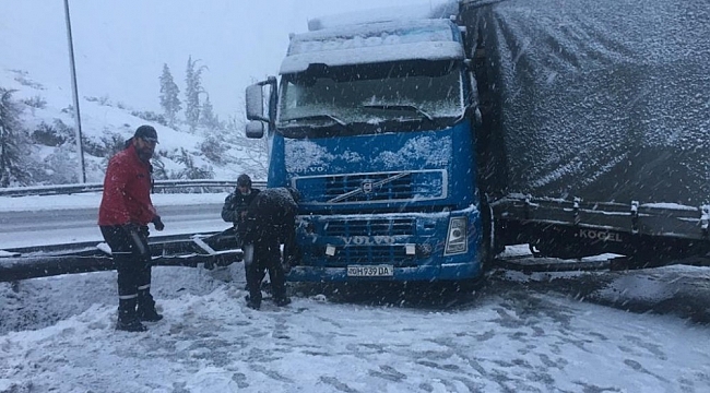 TEM Otoyolu, makas atan tır sebebiyle kapandı