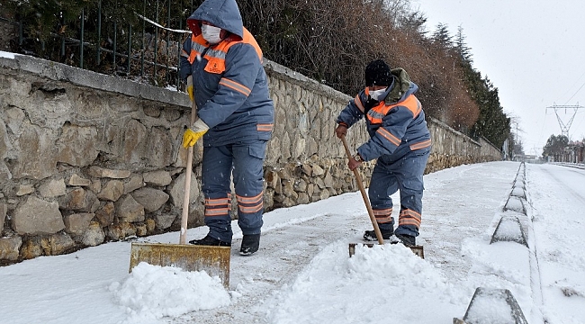 Tepebaşı'nda kar yağışına hızlı müdahale