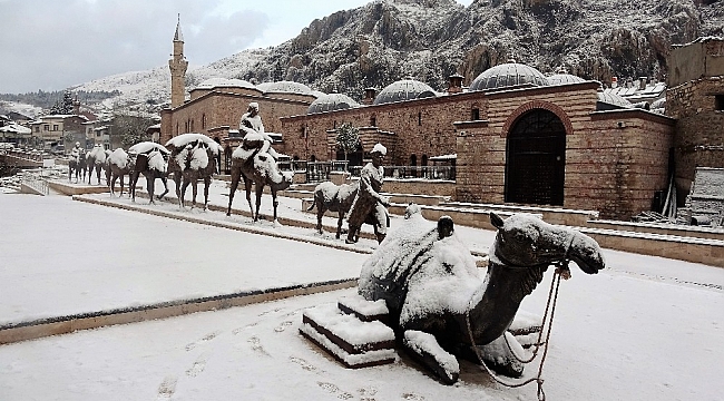 Tokat'ta tarihi çarşı beyaz gelinlik giydi
