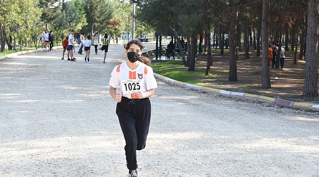Toroslar'da '3 Ocak Kurtuluş Kupası Bayrak Yarışı' düzenlendi