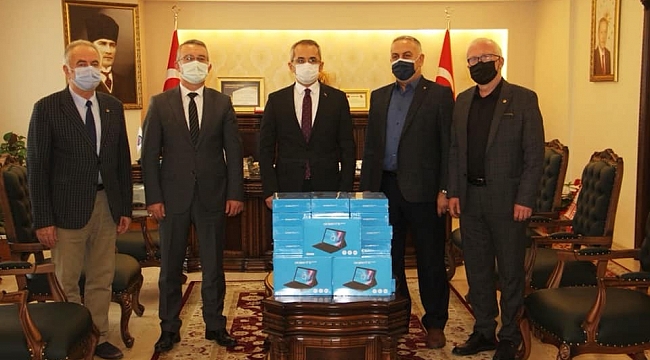 Tosya'da 55 adet tablet, ihtiyaç sahibi öğrencilere dağıtıldı