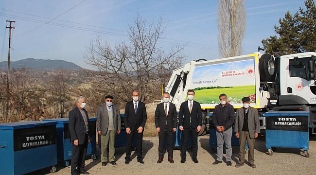 Tosya'nın köylerine çöp konteyneri dağıtımını sürüyor