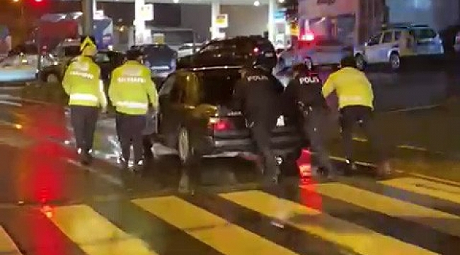 Trafik polisi yolda kalan otomobili iterek, sürücüye yardım etti