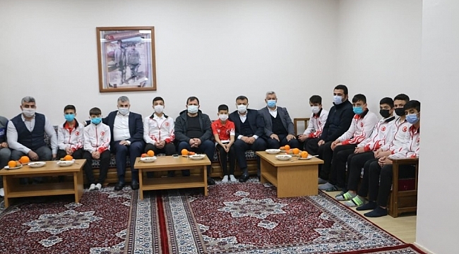 Tunç ve Kabakcı, Güreş Eğitim Merkezi'nde sporcular ile bir araya geldi