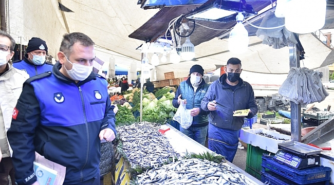 Tuzla'da balık tezgâhlarına hamsi boyu denetimi