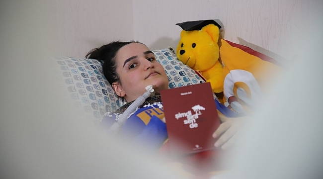 Üç makineye bağlı yaşayan Nurçin, tek parmağı ile 3'üncü kitabını çıkardı