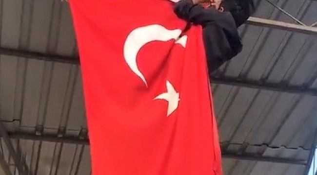 Üniversite öğrencisi ipi kopan Türk bayrağını canı pahasına düzeltti