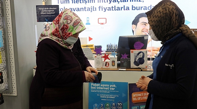 Unuttuğu para dolu cüzdanına mağaza çalışanlarının sayesinde kavuştu