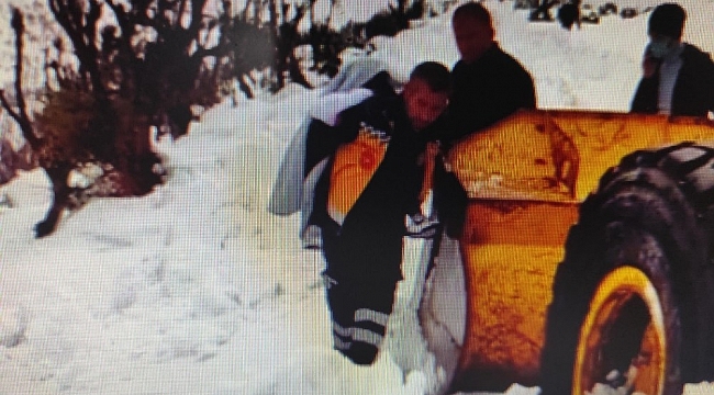 Üzerine sıcak su dökülen çocuk, karla kaplı yolda sırtta taşınarak ambulansa ulaştırıldı