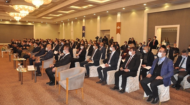 Vali Çiçek: "Aile kurumu sosyal medyadan çok ciddi bir saldırı altında"