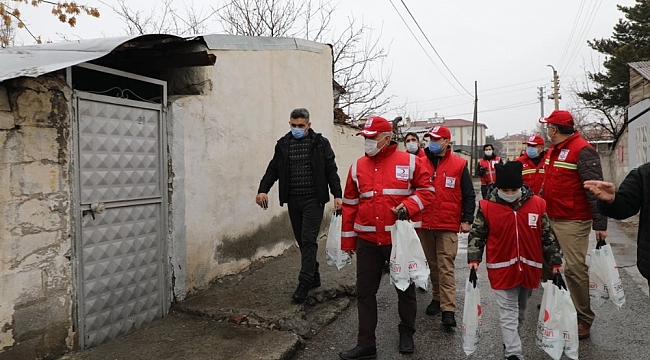 Vali dar gelirli ailelere kavurma dağıttı