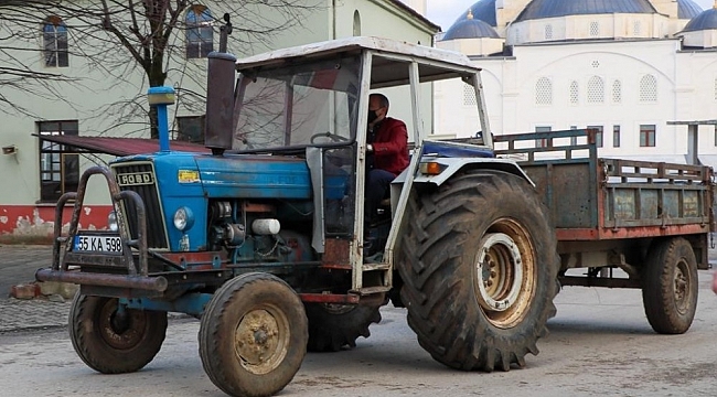 Vali ilçeye traktörle girdi