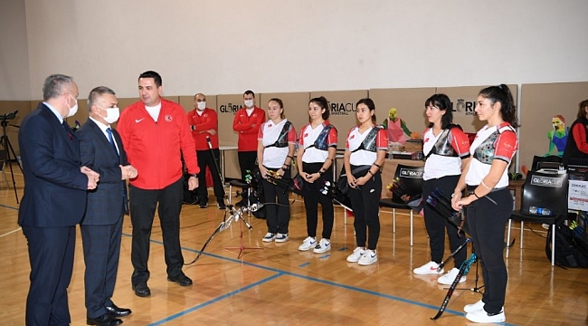 Vali Yazıcı Antalya'da kamp yapan Ampute Futbol ve Okçuluk Milli Takımı ile buluştu
