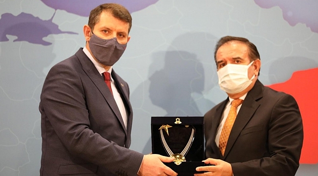 Vali'den TSYD'ye plaket