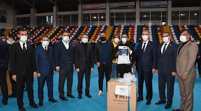 Valilikten amatör spor kulüplerine malzeme desteği