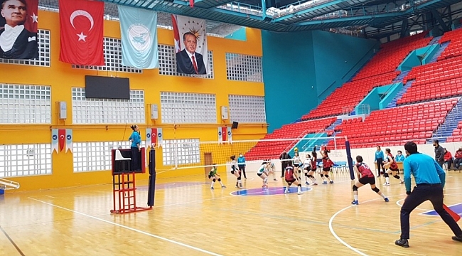 Van Büyükşehir Belediyesi Kadın Voleybol Takımı Şırnak ekibini mağlup etti