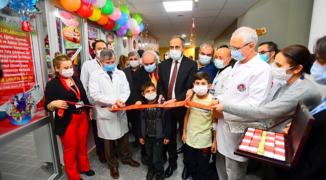 Van YYÜ'de "Minik Hayaller Çocuk Mağazası" açıldı